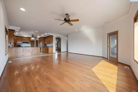 Living - 4824 Mojave Dr, Pasco, WA 99301 photo 11 of 11