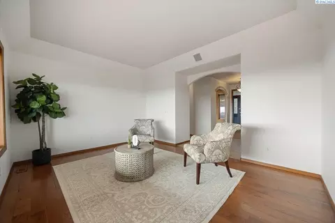 Living - 4824 Mojave Dr, Pasco, WA 99301 photo 4 of 11