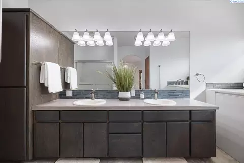 Bath - 4824 Mojave Dr, Pasco, WA 99301 photo 2 of 3