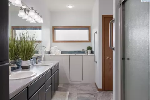 Bath - 4824 Mojave Dr, Pasco, WA 99301 photo 3 of 3