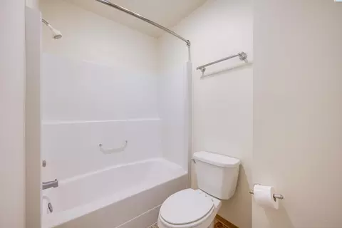 Bath - 1645 NE Merman Dr #A 304, Pullman, WA 99163 photo 3 of 3