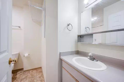 Bath - 1645 NE Merman Dr #A 304, Pullman, WA 99163 photo 2 of 3