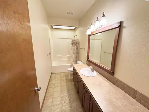 Bath - 4808 Mariola Ln, Pasco, WA 99301 photo 3 of 3