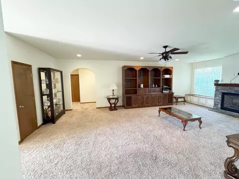 Living - 4808 Mariola Ln, Pasco, WA 99301 photo 2 of 6