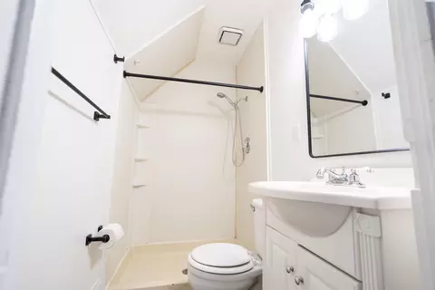 Bath - 630-634 NE Gray Ln, Pullman, WA 99163 photo 1 of 2