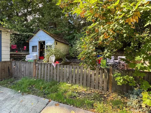 Exterior - 915 NE D St, Pullman, WA 99163 photo 2 of 2