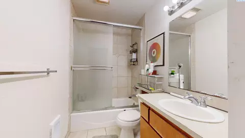 Bath - 915 NE D St, Pullman, WA 99163 photo 1 of 2