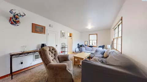Living - 915 NE D St, Pullman, WA 99163 photo 1 of 1