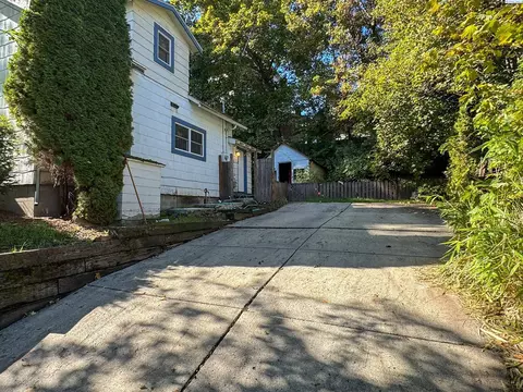 Exterior - 915 NE D St, Pullman, WA 99163 photo 1 of 2
