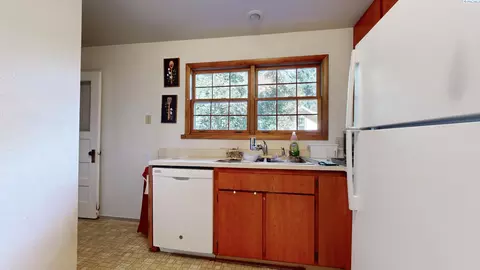 Kitchen - 915 NE D St, Pullman, WA 99163 photo 2 of 2