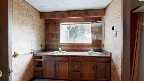 Bath - 925 NE D St, Pullman, WA 99163 photo 2 of 2