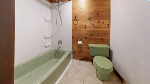 Bath - 925 NE D St, Pullman, WA 99163 photo 1 of 2