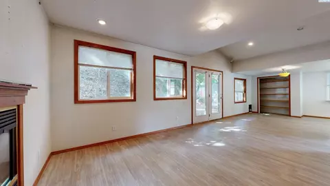 Living - 925 NE D St, Pullman, WA 99163 photo 4 of 5
