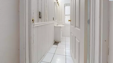 Entry Way - 925 NE D St, Pullman, WA 99163 photo 1 of 1