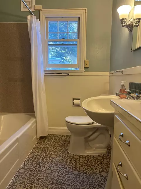 Bath - 635 NE Michigan St, Pullman, WA 99163 photo 2 of 6
