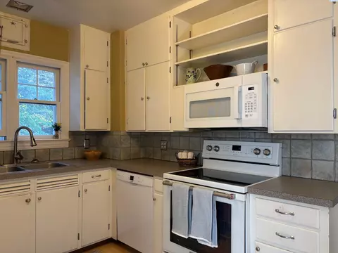Kitchen - 635 NE Michigan St, Pullman, WA 99163 photo 3 of 4