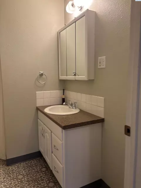 Bath - 635 NE Michigan St, Pullman, WA 99163 photo 5 of 6