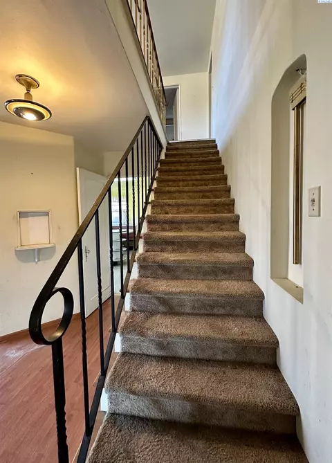 Entry Way - 935 NE C St, Pullman, WA 99163 photo 2 of 3