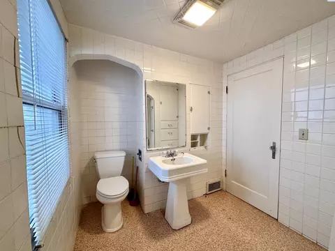 Bath - 935 NE C St, Pullman, WA 99163 photo 1 of 2