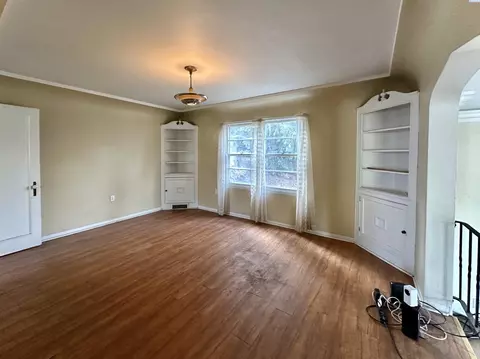 Living - 935 NE C St, Pullman, WA 99163 photo 5 of 7