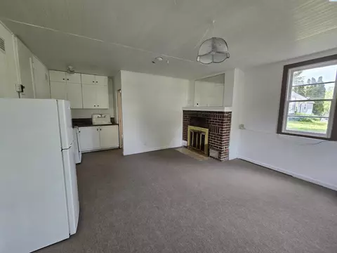 Living - 935 NE C St, Pullman, WA 99163 photo 6 of 7