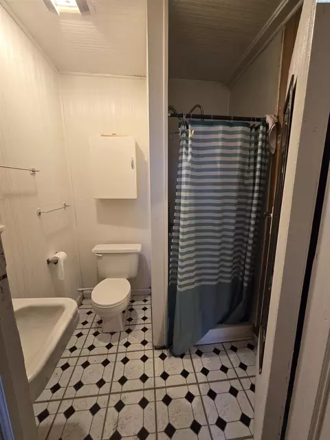 Bath - 935 NE C St, Pullman, WA 99163 photo 2 of 2