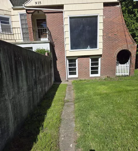Exterior - 935 NE C St, Pullman, WA 99163 photo 5 of 5
