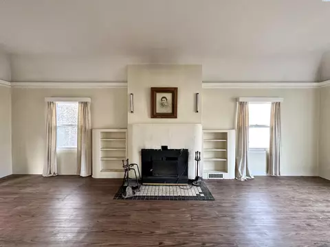 Living - 935 NE C St, Pullman, WA 99163 photo 1 of 7