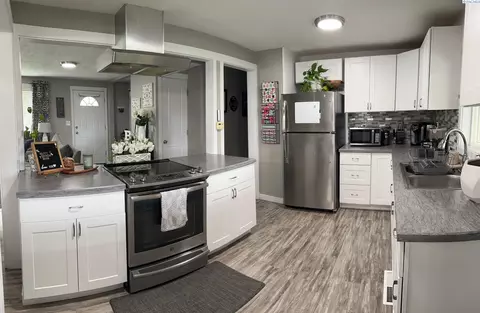 Kitchen - 1723 N 19th Ave, Pasco, WA 99301 photo 2 of 2