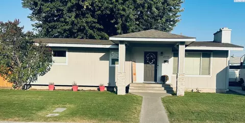 Exterior - 1723 N 19th Ave, Pasco, WA 99301 photo 1 of 4