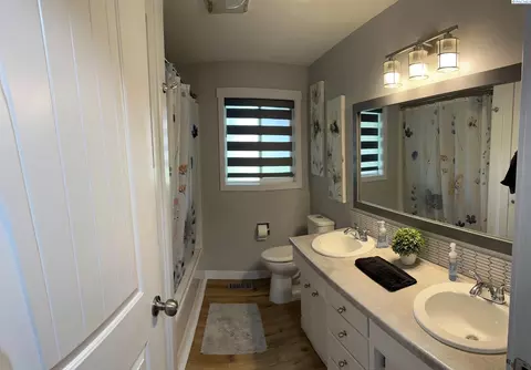 Bath - 1723 N 19th Ave, Pasco, WA 99301 photo 1 of 2