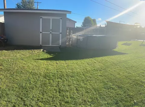 Exterior - 1723 N 19th Ave, Pasco, WA 99301 photo 2 of 4