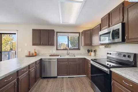 Kitchen - 1330 SW Wadleigh Dr, Pullman, WA 99163 photo 2 of 3