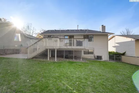 Exterior - 1330 SW Wadleigh Dr, Pullman, WA 99163 photo 4 of 5