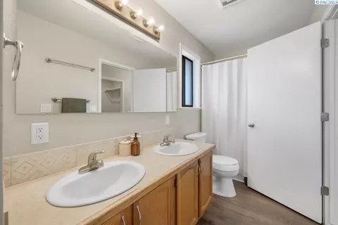 Bath - 1330 SW Wadleigh Dr, Pullman, WA 99163 photo 1 of 1