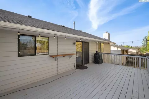 Exterior - 1330 SW Wadleigh Dr, Pullman, WA 99163 photo 3 of 5