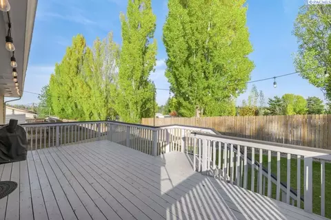 Exterior - 1330 SW Wadleigh Dr, Pullman, WA 99163 photo 2 of 5