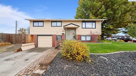 2203 N 7th Ave, Pasco, WA 99301 photo 2