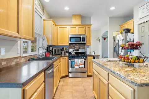 Kitchen - 5616 Taft Dr, Pasco, WA 99301 photo 2 of 3