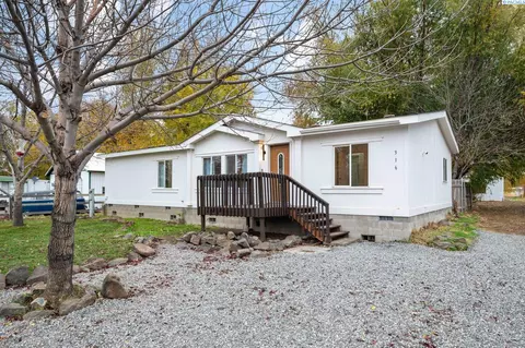 316 S 9th St, Benton City, WA 99320