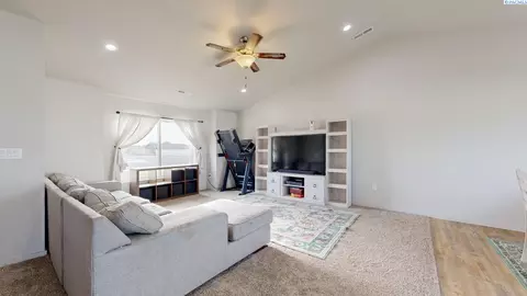 907 E Cascade St, Othello, WA 99344 photo 2