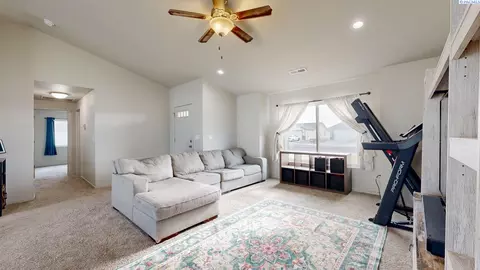 907 E Cascade St, Othello, WA 99344 photo 3