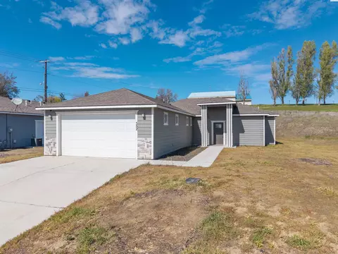 352 E Davis St, Connell, WA 99326