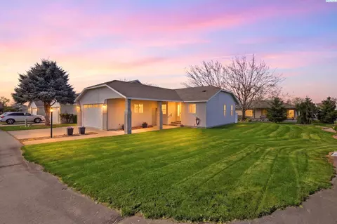 106 Tamarron Ln, Pasco, WA 99301