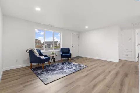 Living - 1915 Riverview Dr, Pasco, WA 99301 photo 2 of 2