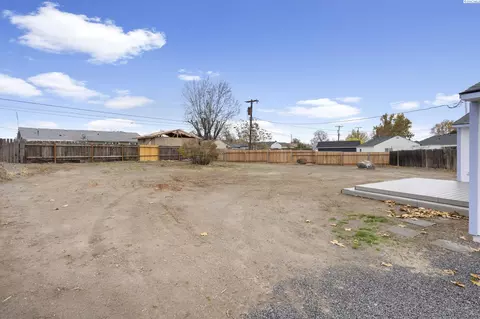 Exterior - 1915 Riverview Dr, Pasco, WA 99301 photo 3 of 4