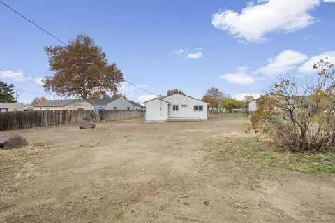 Exterior - 1915 Riverview Dr, Pasco, WA 99301 photo 1 of 4
