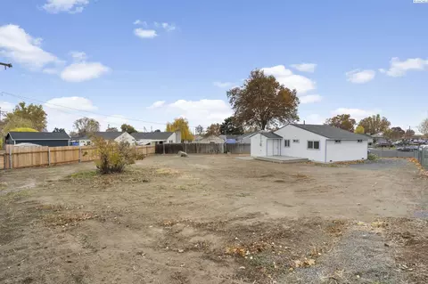 Exterior - 1915 Riverview Dr, Pasco, WA 99301 photo 2 of 4