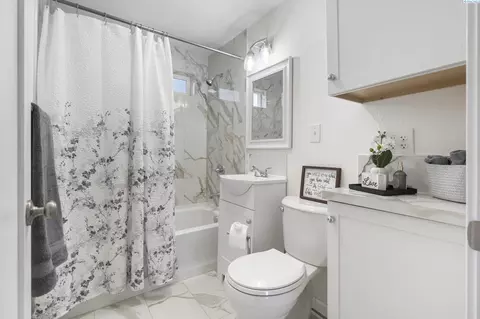 Bath - 1915 Riverview Dr, Pasco, WA 99301 photo 1 of 1