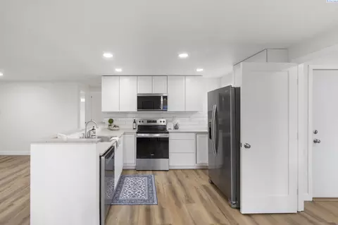 Kitchen - 1915 Riverview Dr, Pasco, WA 99301 photo 2 of 3